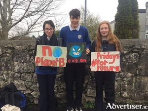 From left: Al&iacute;ona Hamilton, Eoin McGuiness, and R&eacute;itseal nic Donnacha, all from Col&aacute;iste an Eachreidh, Athenry, preparing for tomorrow&#039;s climate protest from 1pm. Photo: Sorcha Carrick.