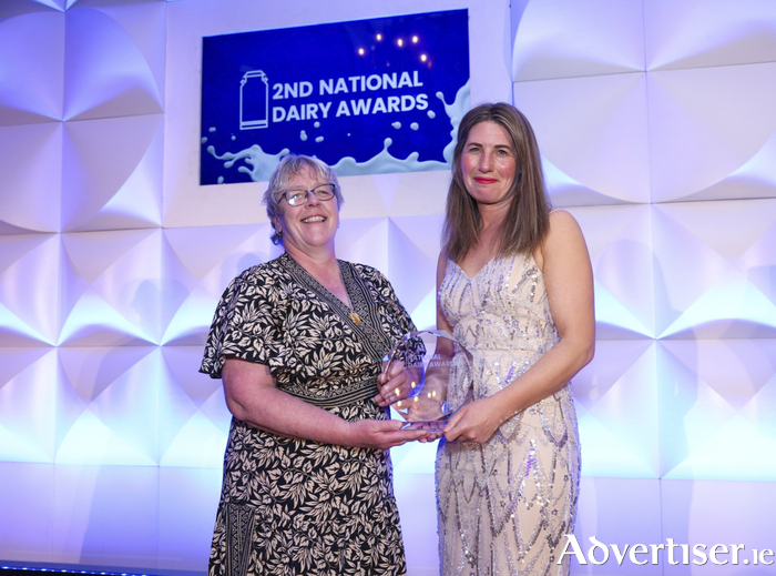 Catherine Keena, Countryside Management Specialist, Teagasc presented the Best Artisan Dairy Cheese 2024 award to Teresa Roche of Kylemore Farmhouse Cheese.