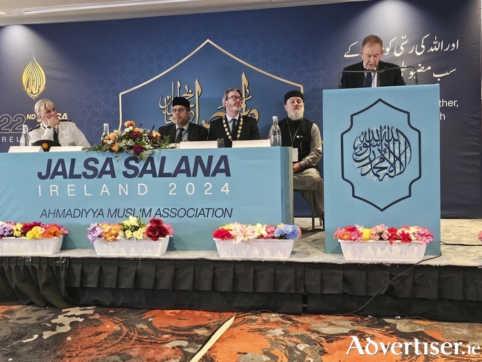 Eamon O Cuiv addressing the Ahmadiyya Muslim Community Convention.