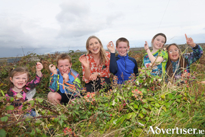 (Pic Se&aacute;n &Oacute; Mainn&iacute;n) Berry good fun! Blackberry picking on Inis Me&aacute;in