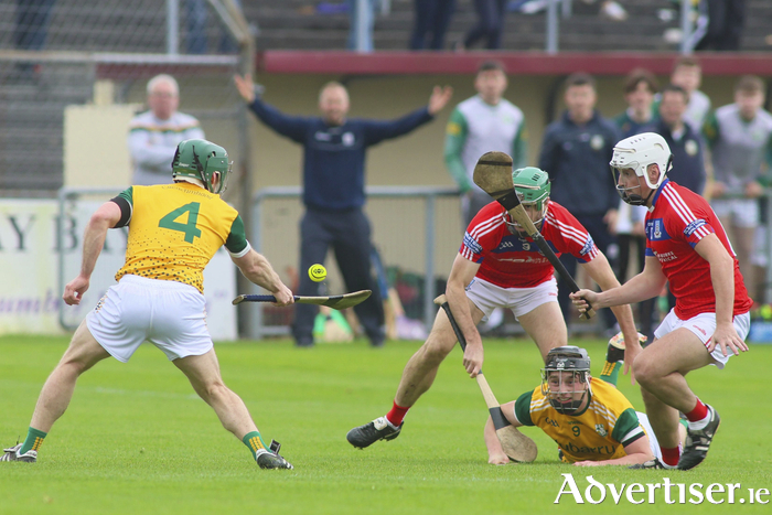 Craughwell’s Ger O’Halloran is on hand to assist teammate Tiarnan Leen under pressure from St Thomas’s David Burke and  Oisin Flannery in action from the Brooks Galway Hurling Senior Club Championship game at Kenny Park, Athenry on Saturday. 
Photo: Mike Shaughnessy 