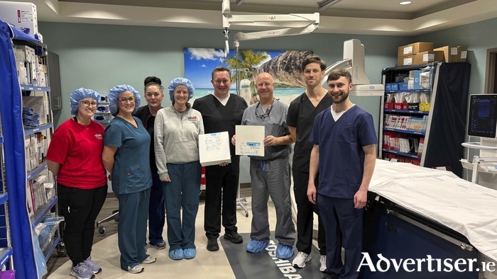 Versono Medical study starts at the Vascular Institute of the MidWest (VIM) (l-r) Brooke Beverly, Audry Heckroth,  Lynn Williamson, Amy Olsen ( all VIM), Ivan Mooney (Versono), Dr Eric Dippel (VIM), Tomas Gilson, Niall Coughlan (both Versono)  